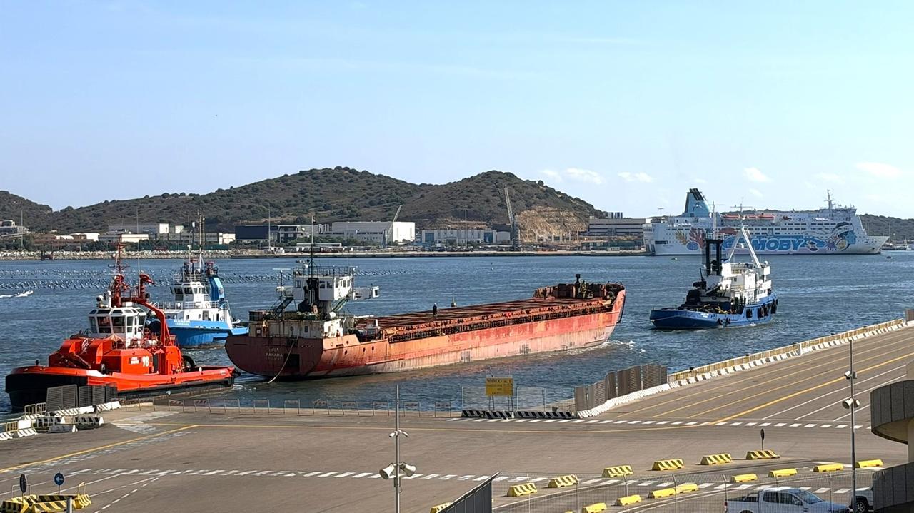 Olbia dice addio alla Lira: la nave cargo abbandonata lascia il porto dopo sette anni – Ecco dove andrà