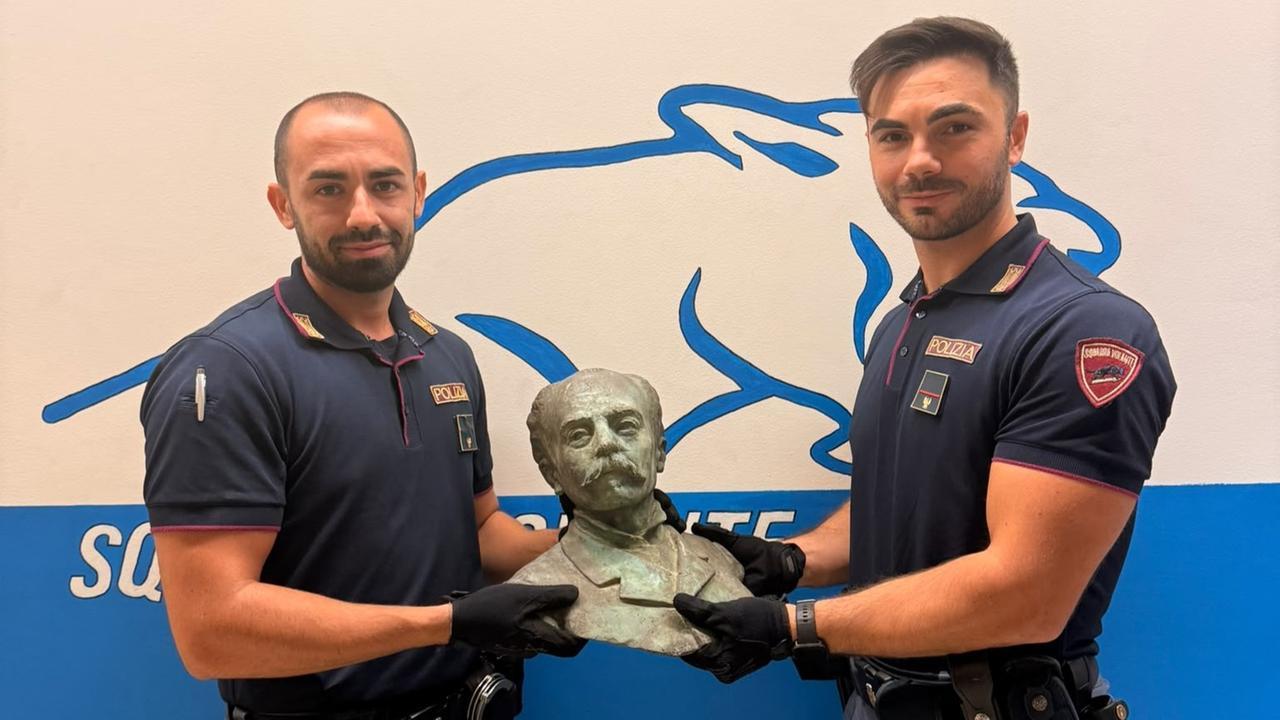 Sassari, ritrovato a tempo di record il busto di Enrico Costa rubato al cimitero