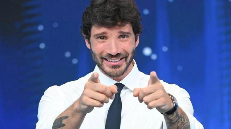 Stefano De Martino, il “golden boy” della Rai compie gli anni – La carriera dagli inizi al Festival di Sanremo