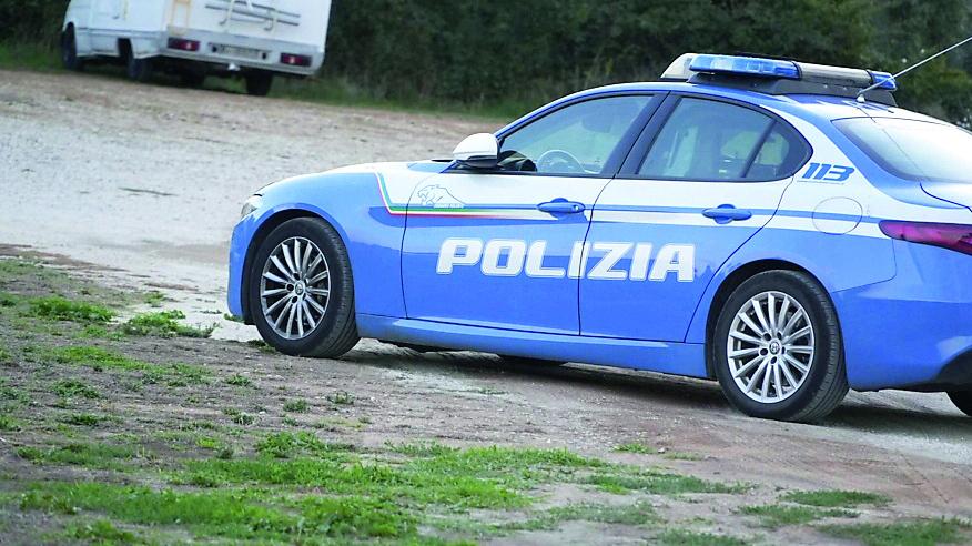 Una volante della polizia di Stato (foto d'archivio)