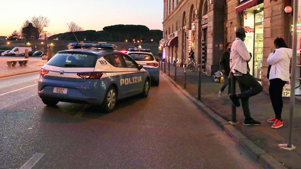 Due volanti della polizia in piazza della Repubblica (foto d'archivio)