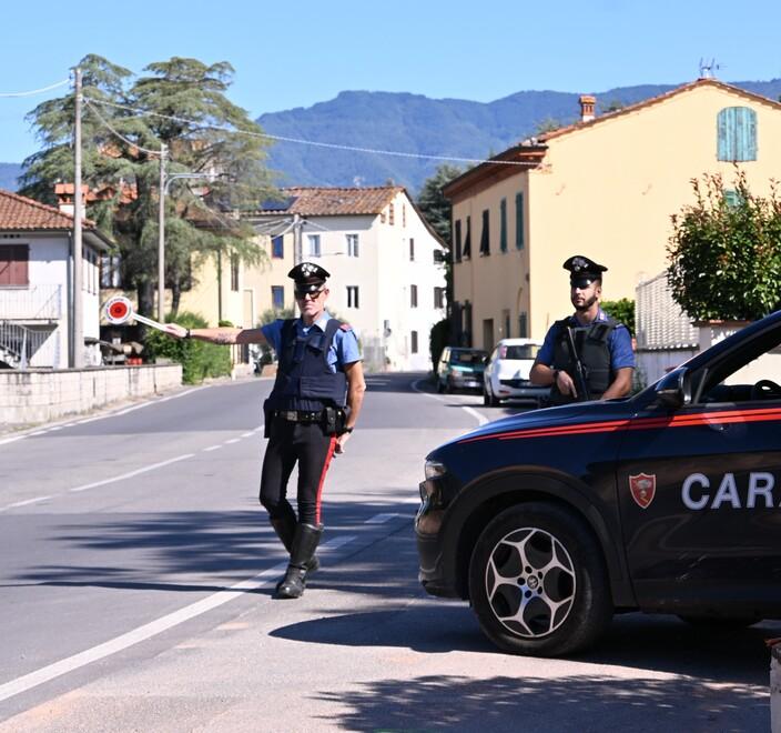 Lucca, si finge maresciallo dei carabinieri per non pagare i danni all’auto 