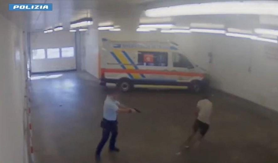 Prato, sospeso per 4 mesi l’agente della Penitenziaria che ha sparato a un detenuto al pronto soccorso – Video