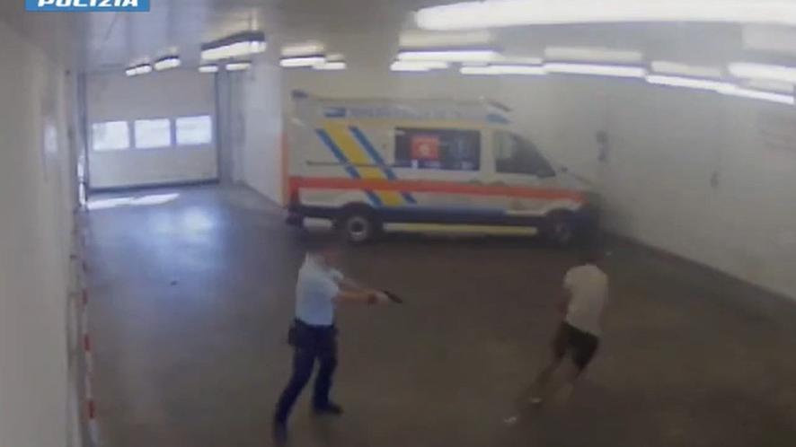L'agente della Penitenziaria mentre spara al detenuto