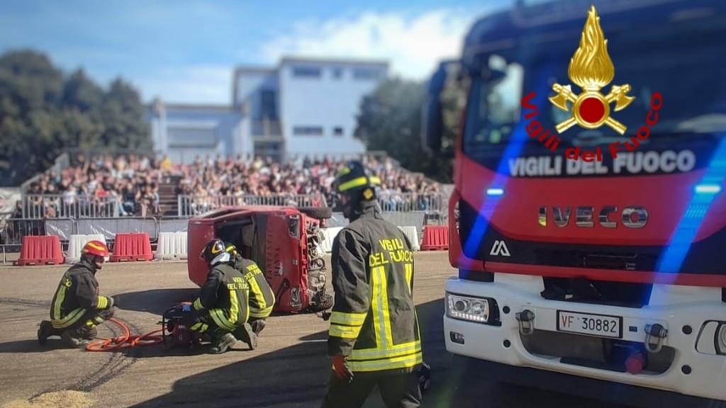 Schianto simulato al liceo: studenti dentro la scena di un’emergenza stradale