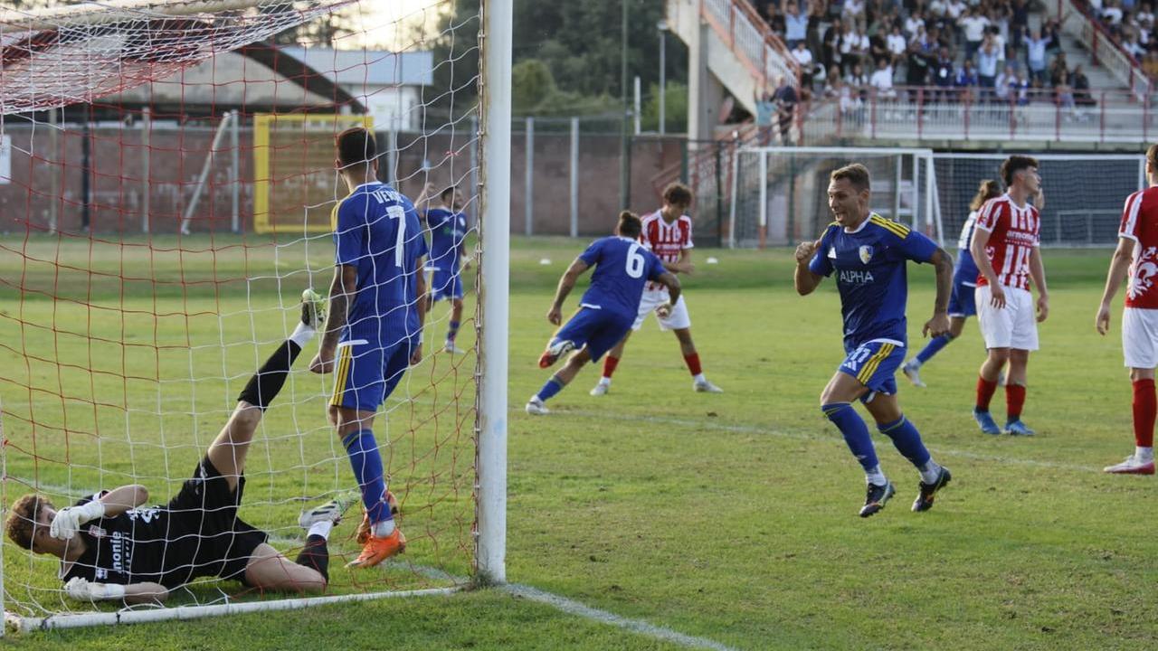 Il gol dell'1-1 di Polvani nel finale (foto Giovanni Tarducci)