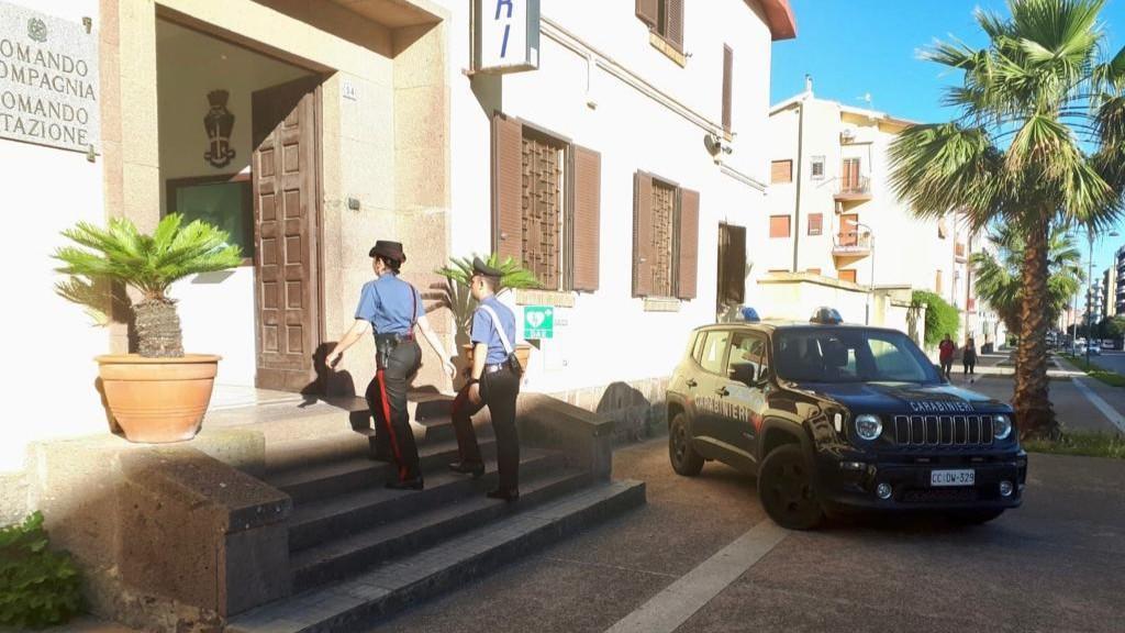 Violenta rissa in pieno centro, due bande si scontrano armate di mazze e coltelli: sei arresti