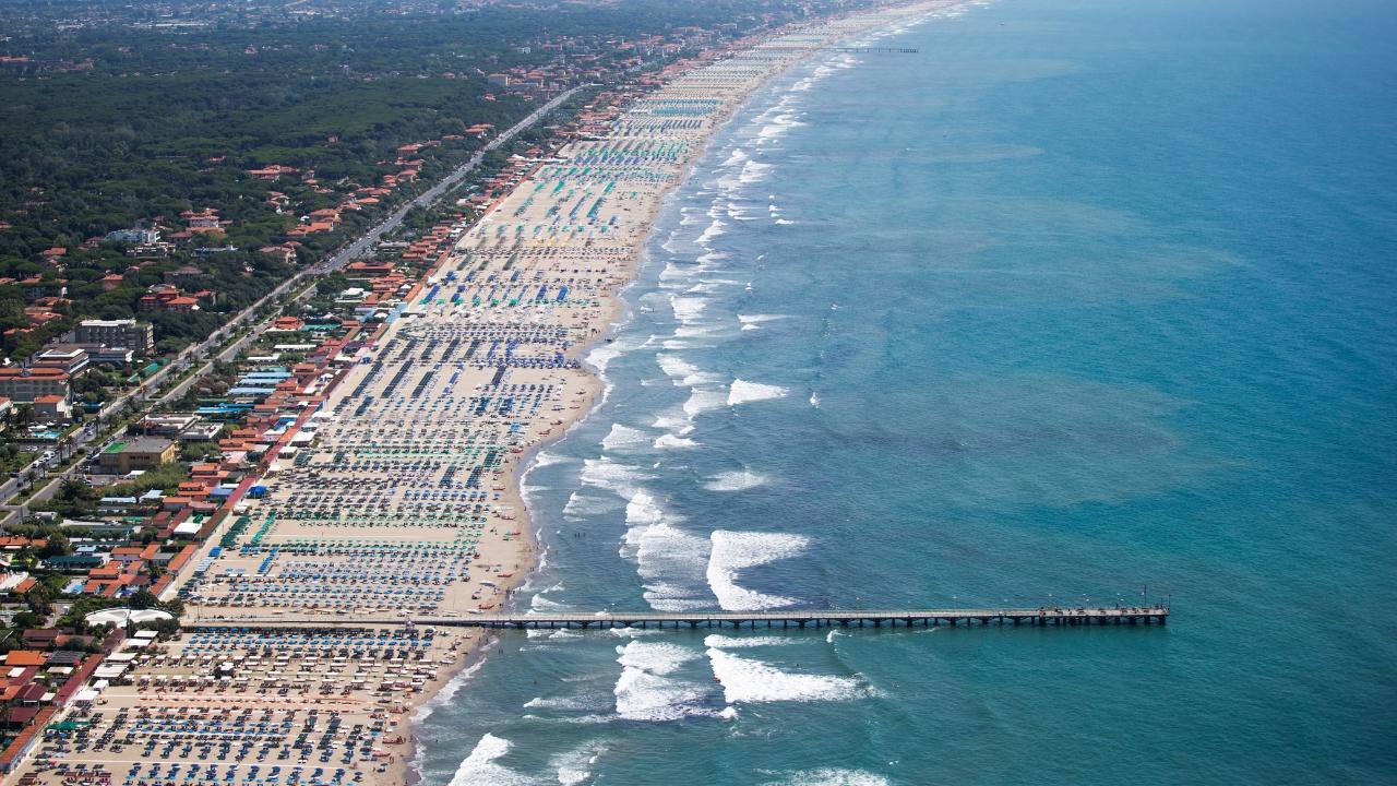 Stabilimenti balneari, dalla Versilia la mossa anti-aste: i punti chiave e cosa può succedere – C’è una novità importante