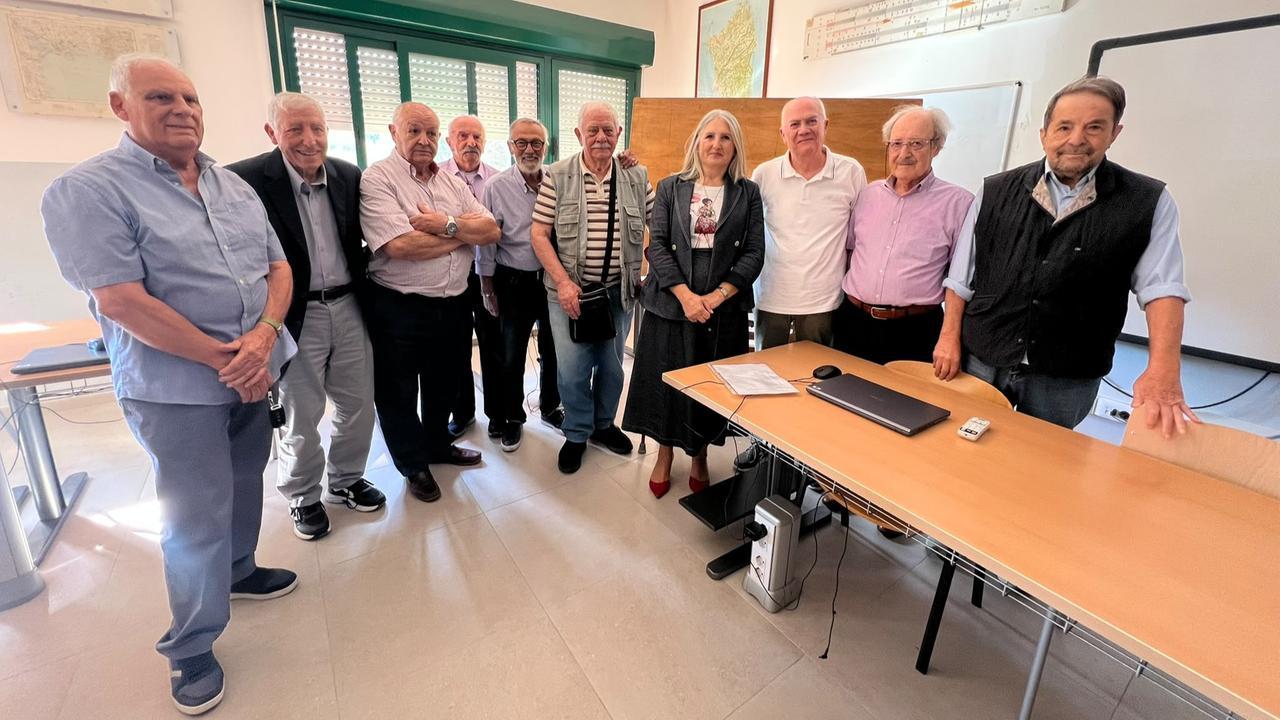 Sassari, gli ex studenti del geometri tornano in classe ogni anno da 60 anni: chi era presente all’appello