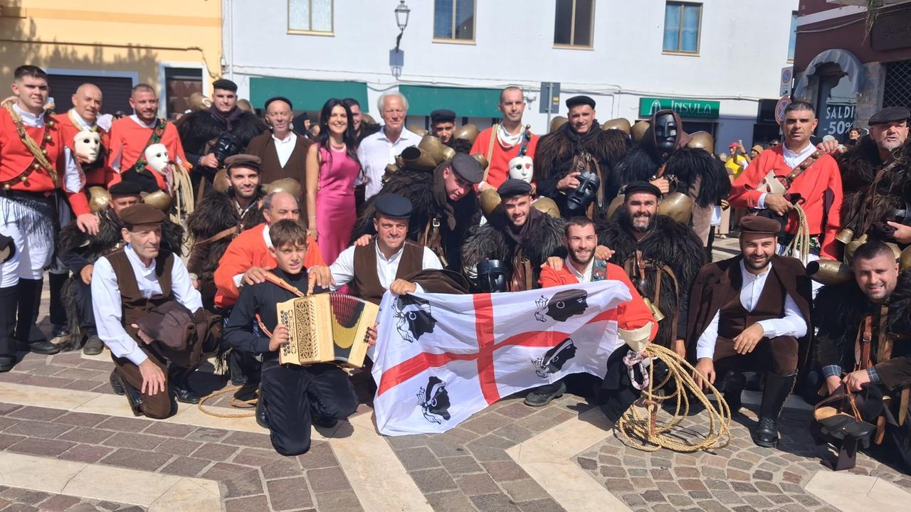 Navigantes, la grande carovana dell’identità è arrivata a Sant’Antioco – Le immagini dei gruppi folk