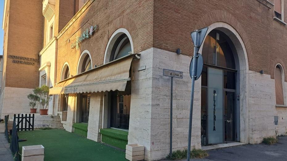 Grosseto, chiude la pizzeria per il degrado nella via: «Le mie dipendenti avevano paura»