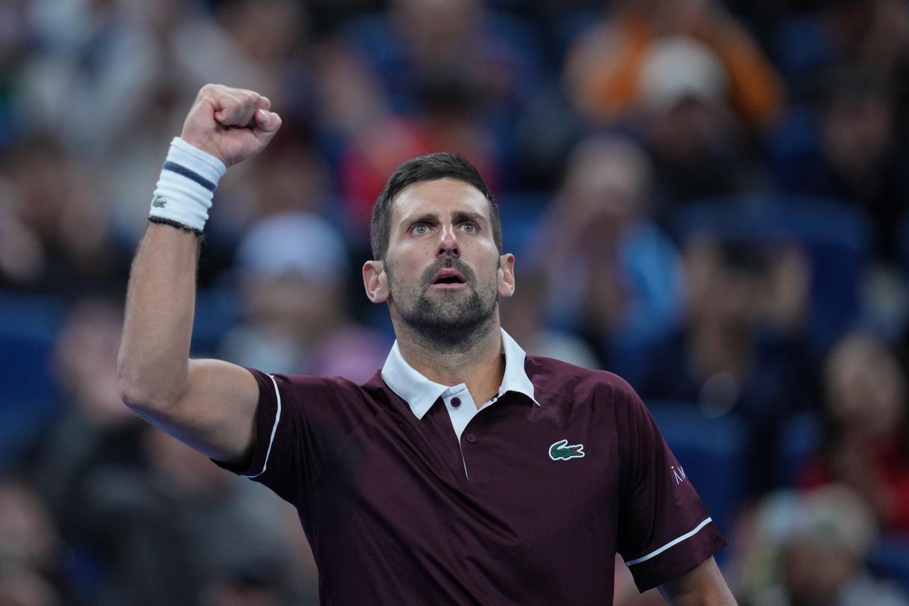 Djokovic infinito a Pechino: rimonta Zverev e vola in semifinale