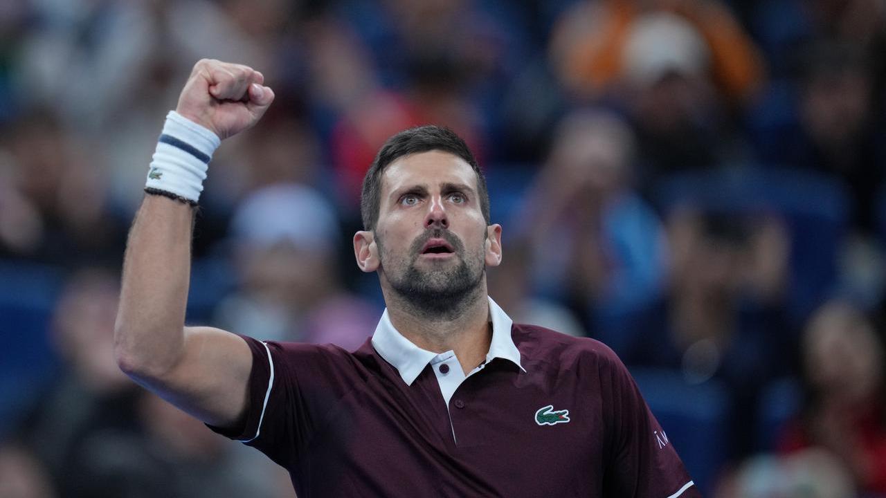 Djokovic infinito a Pechino: rimonta Zverev e vola in semifinale