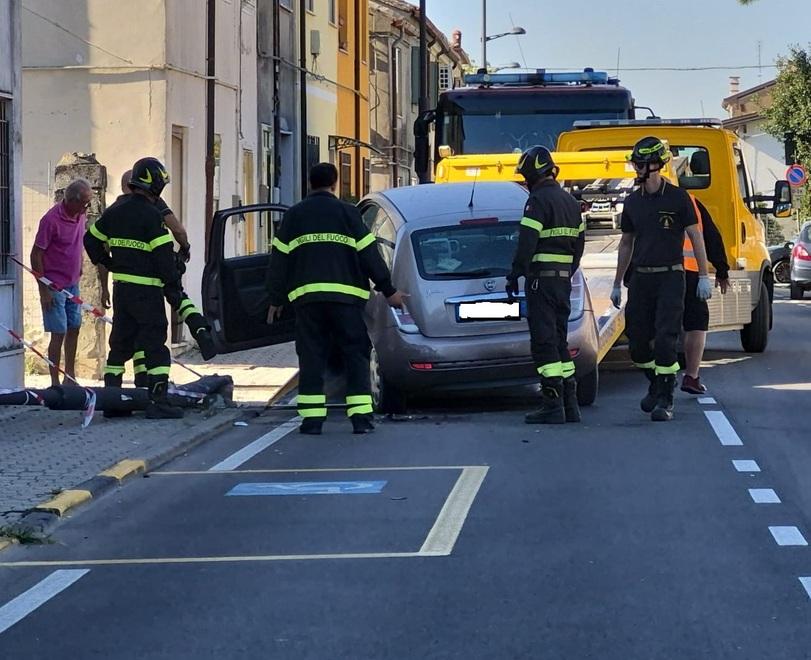 Codigoro, abbatte un lampione e tenta la fuga: guidava senza patente