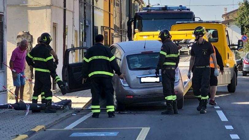 Codigoro, abbatte un lampione e tenta la fuga: guidava senza patente