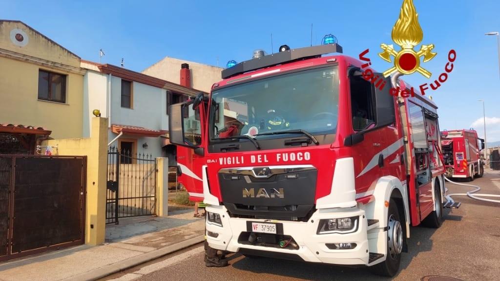 A fuoco il cortile dopo il barbecue domenicale, paura in una villetta