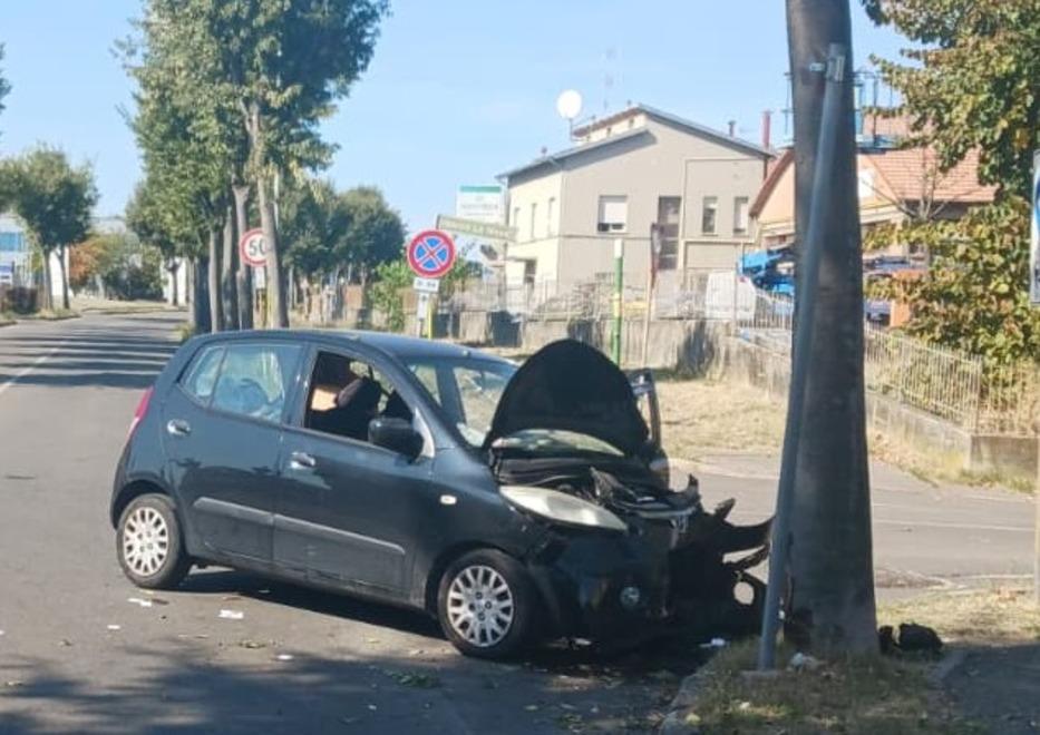 Auto finisce contro un albero: automobilista gravissimo