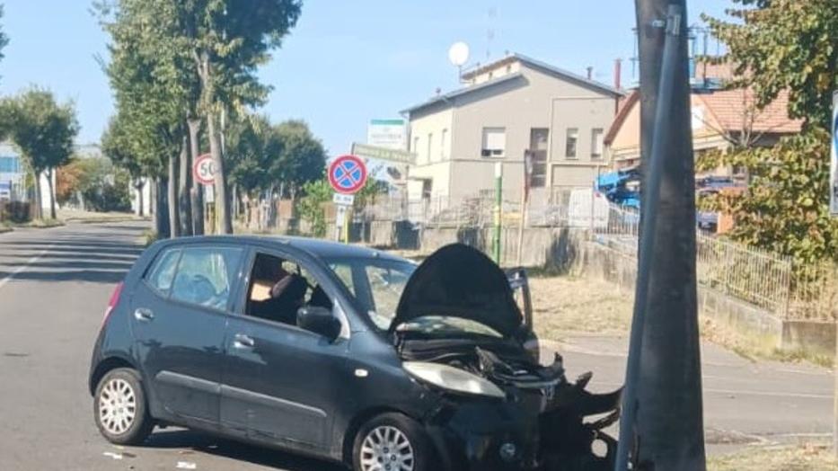 Auto finisce contro un albero: automobilista gravissimo