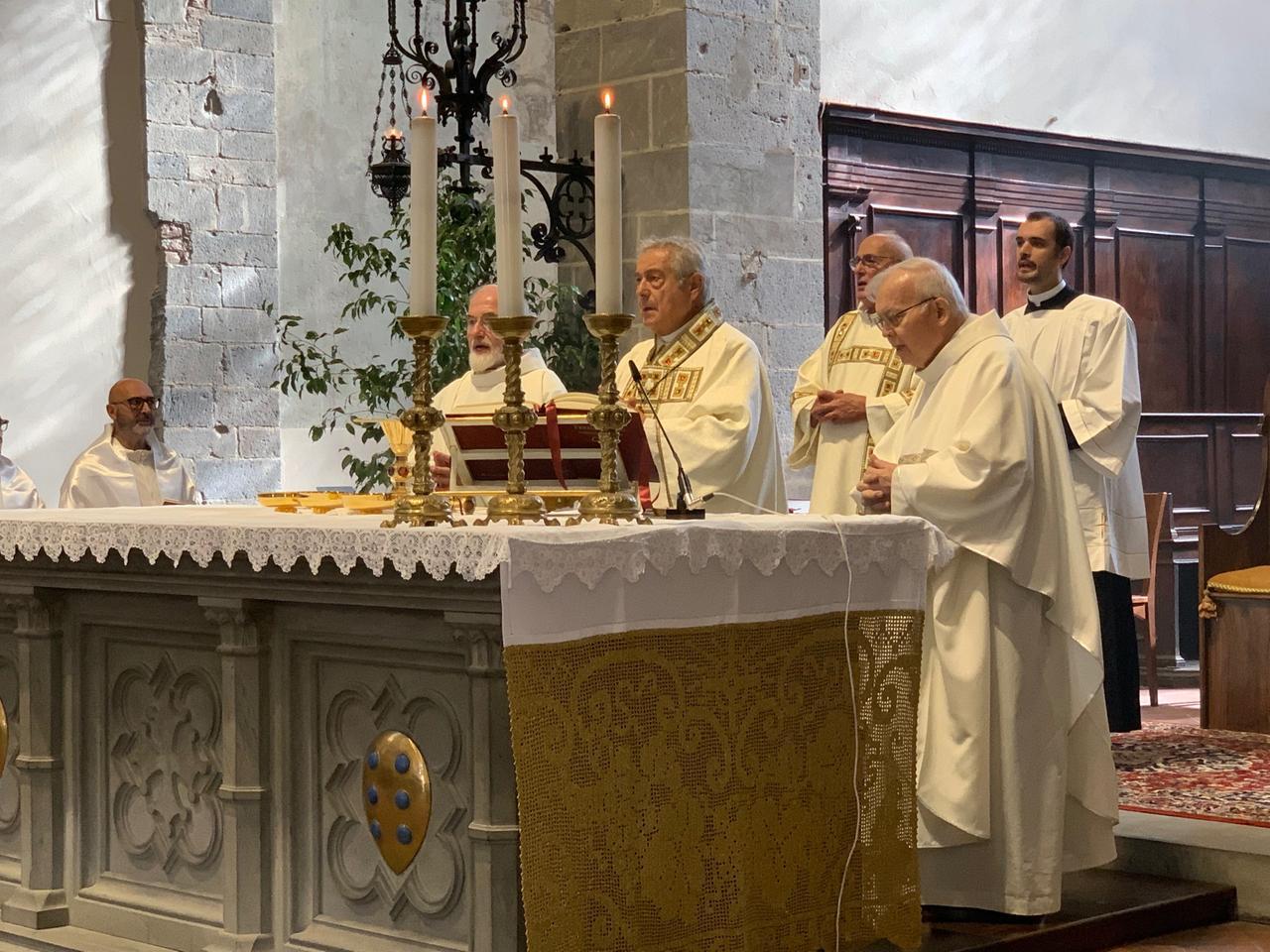 
	Il vescovo alla messa nella chiesa di San Francesco

