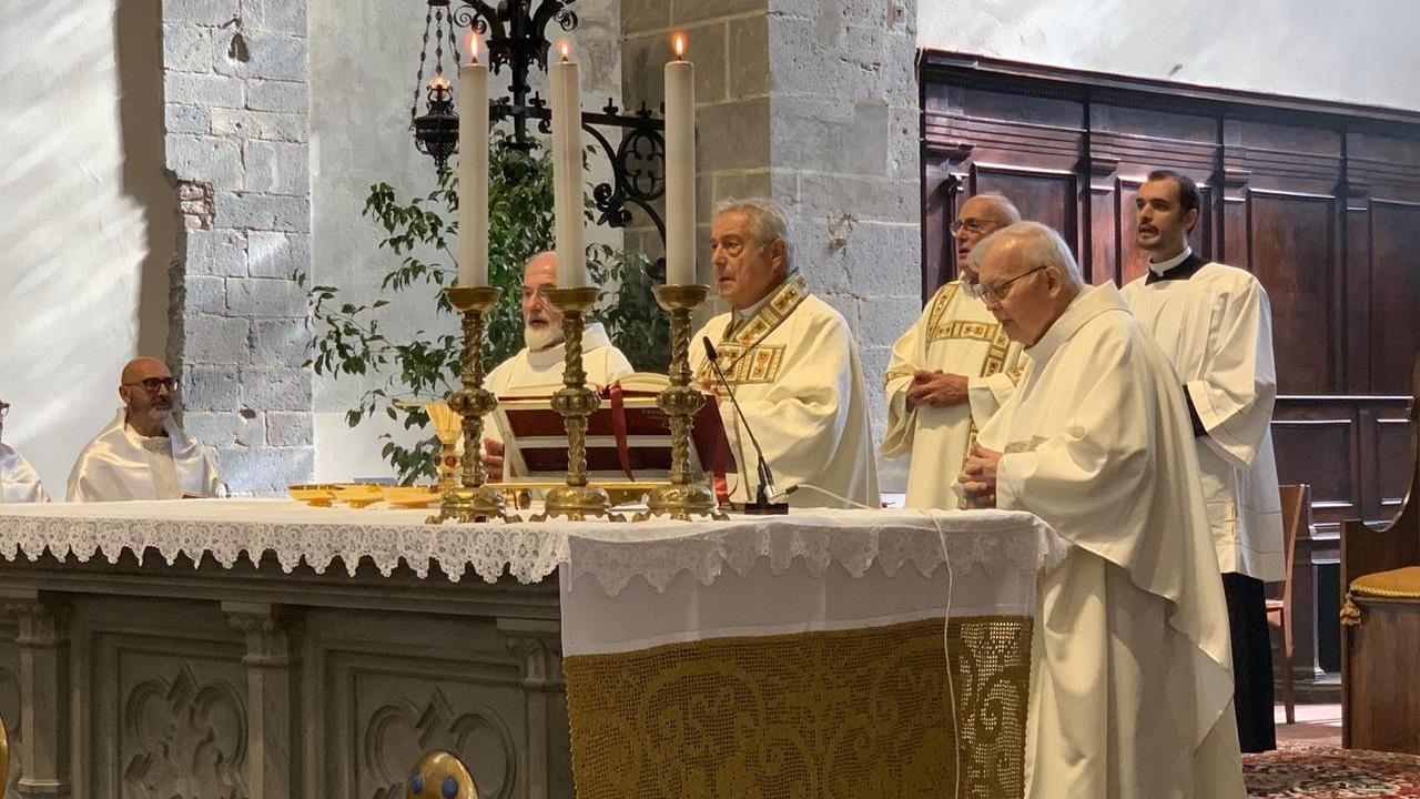 Il vescovo alla messa nella chiesa di San Francesco