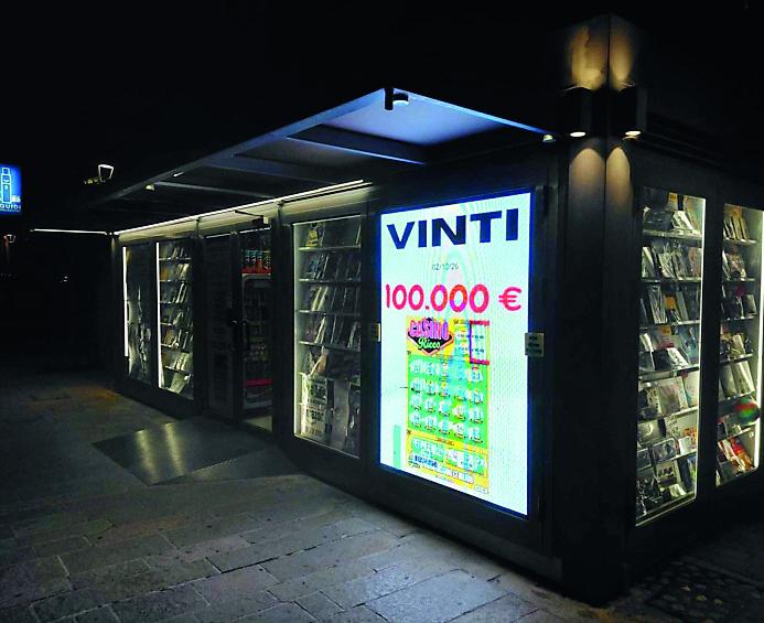 Fa la spesa al mercato, compra un grattino e vince 100mila euro