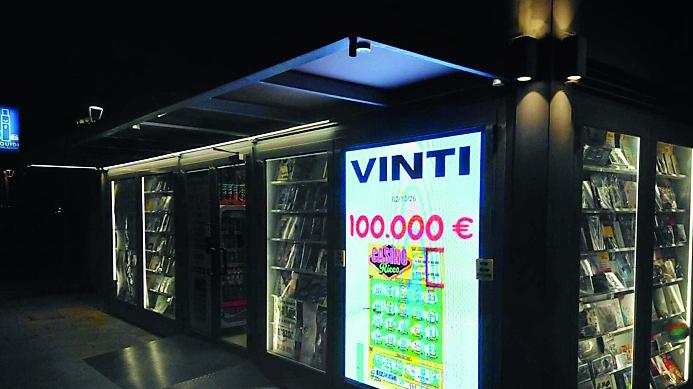 Fa la spesa al mercato, compra un grattino e vince 100mila euro