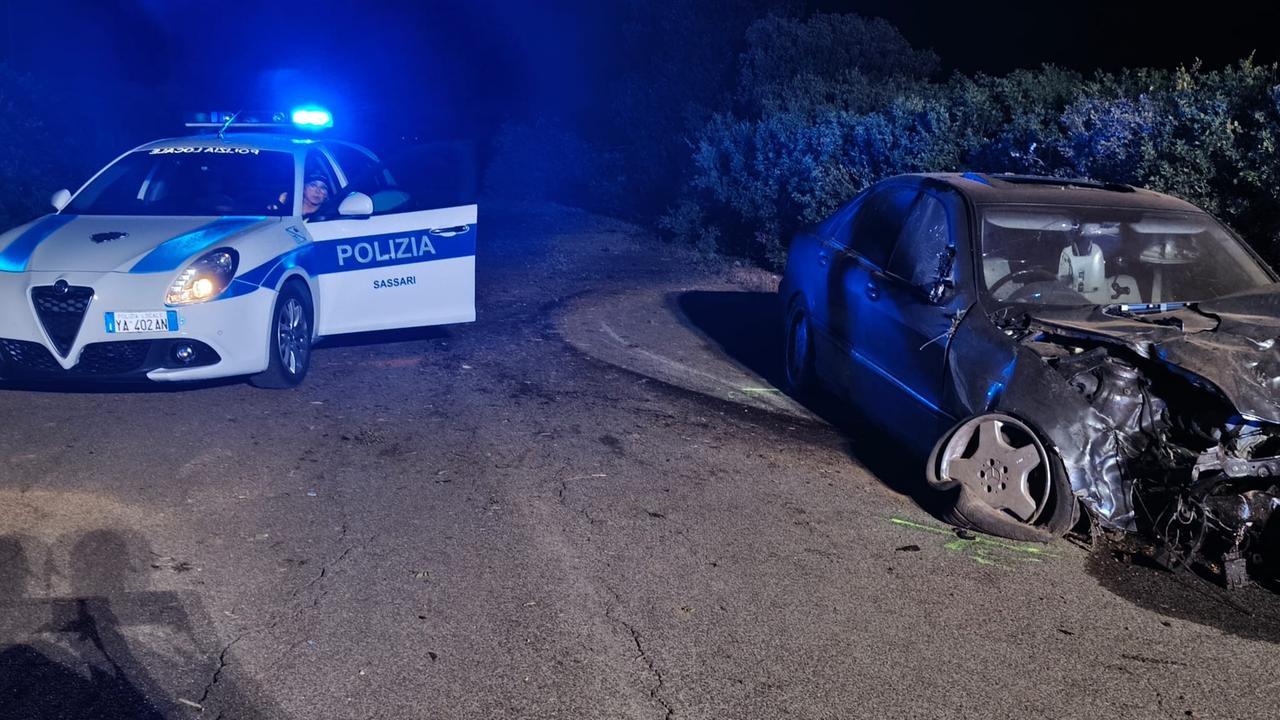 Sassari, esce fuori strada con l’auto e si schianta contro un albero: grave un cinquantenne