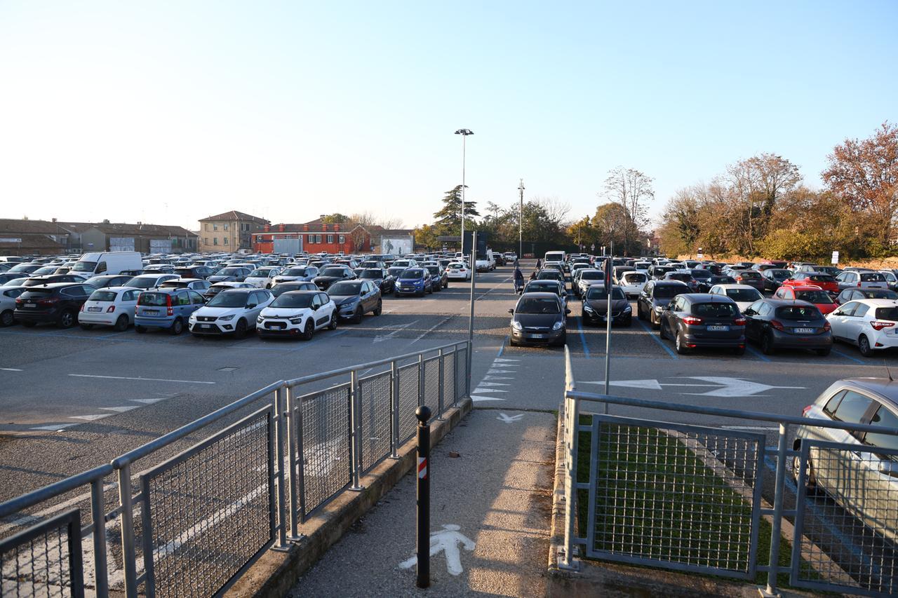 Parcheggi a Ferrara, nel primo semestre quasi mezzo milione in più