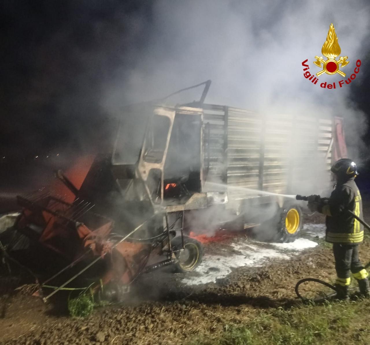 Mezzo agricolo in fiamme nella notte a  Montecchio Emilia