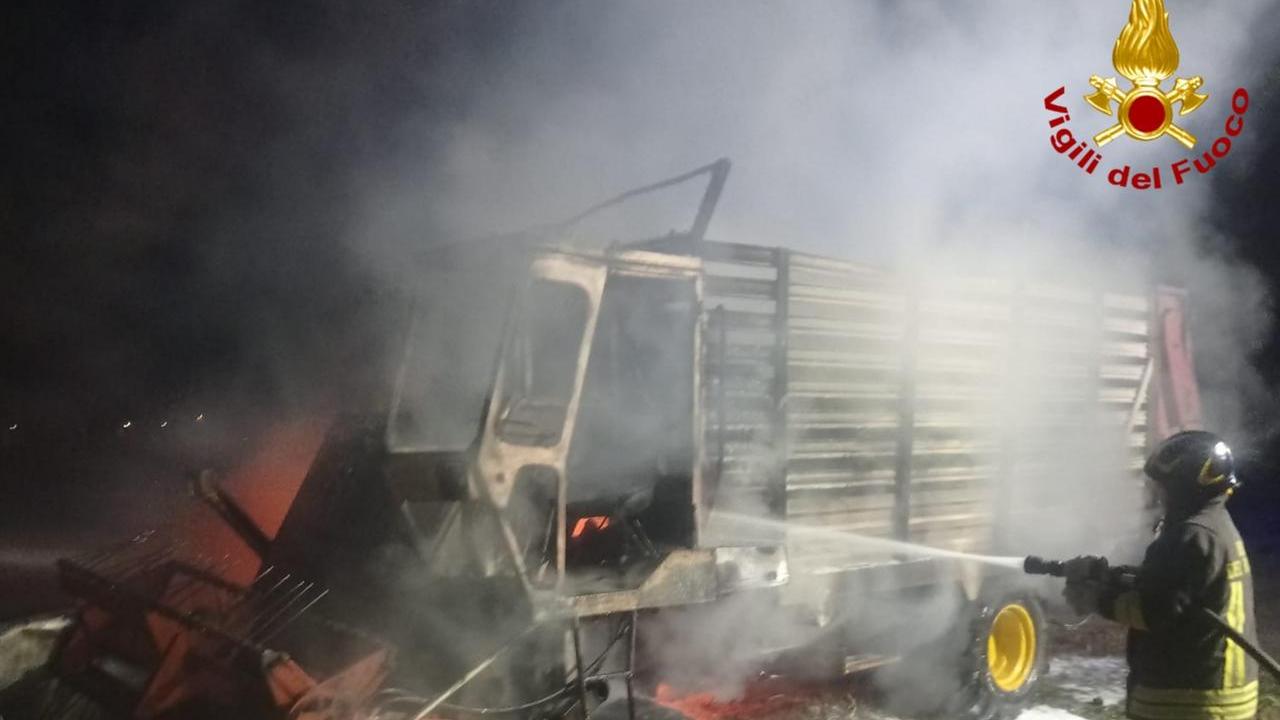 Mezzo agricolo in fiamme nella notte a Montecchio Emilia