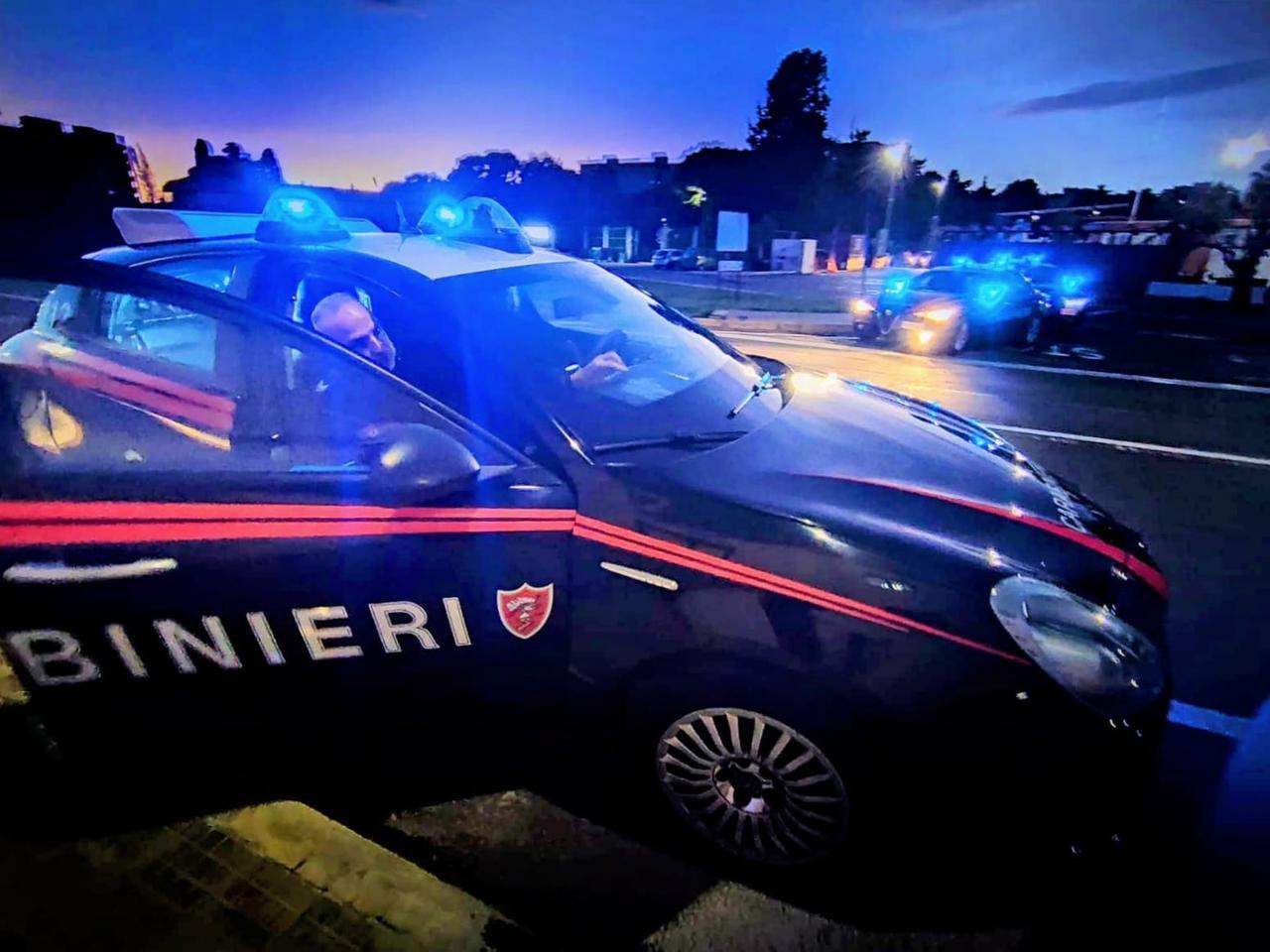 In auto la cocaina da spacciare, in casa droga, cartucce e un ordigno ad alto potenziale: arrestato