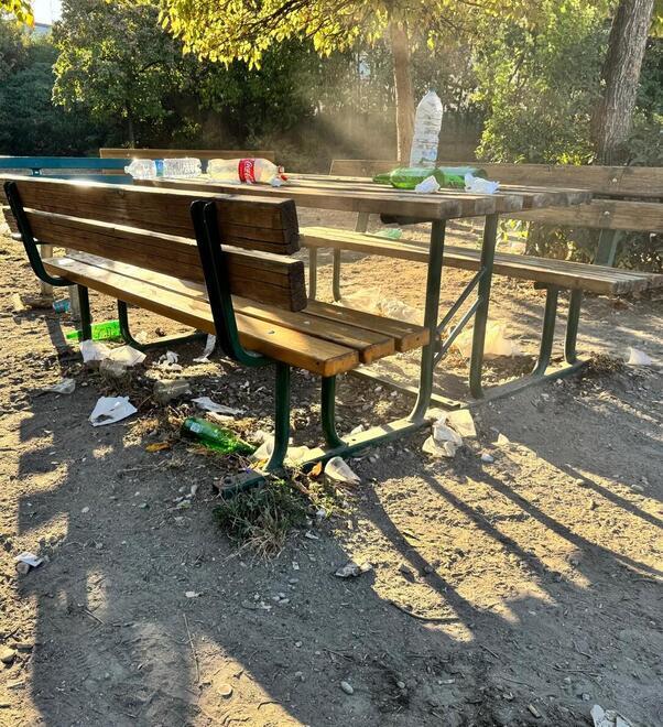 Bottiglie e rifiuti nel parchetto di Buon Pastore, la proposta:«Che il Comune tolga le panchine» 