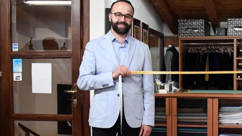 Negozi chiusi e una valanga di ricordi: oggi l’ultimo saluto a Giuseppe Pinu, maestro della moda