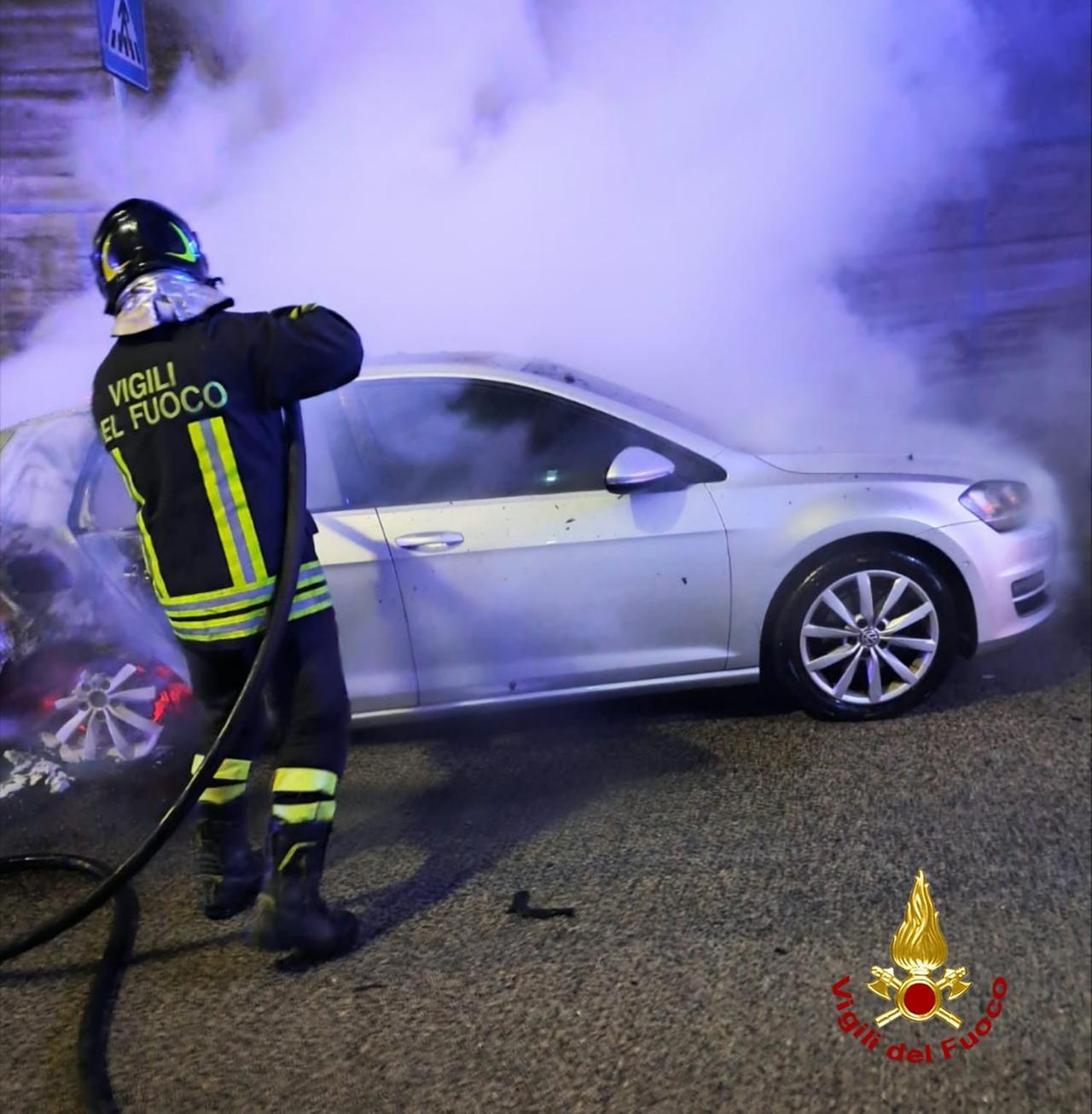 Nuoro, in fiamme l’auto di un 37enne