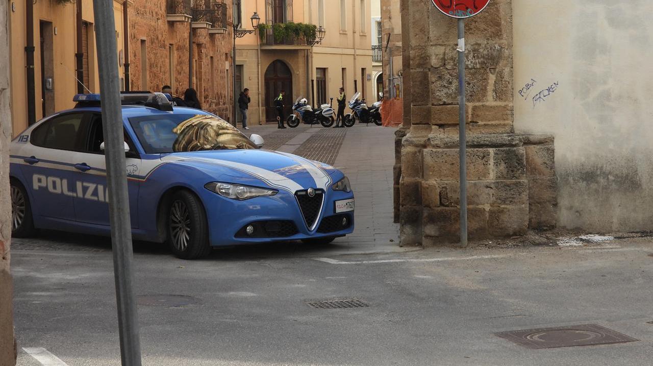 In bilico sul condizionatore con un coltello in mano: due poliziotti lo salvano dopo una lunga trattativa