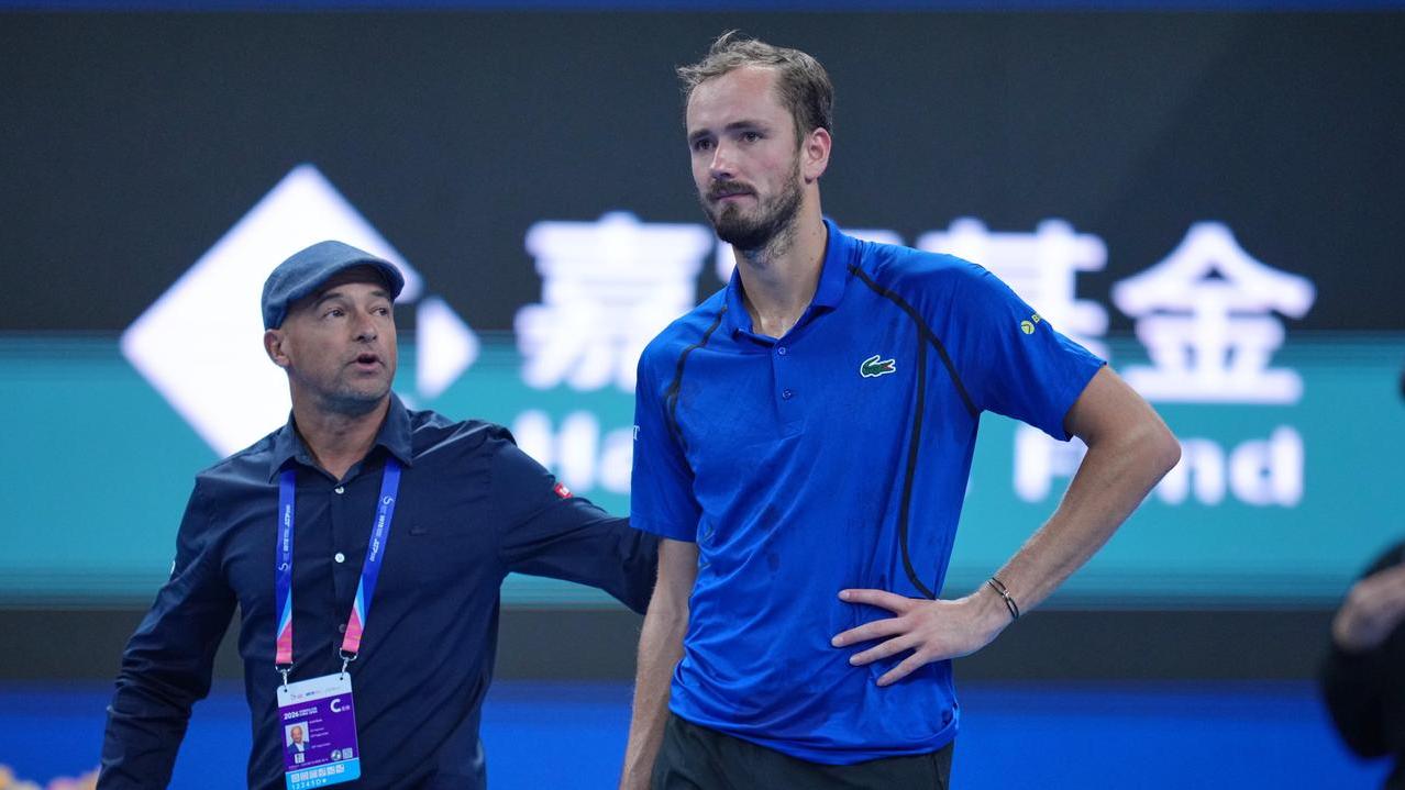 Pechino, Medvedev colpisce uno spettatore con una pallina e viene squalificato: Djokovic vola in finale