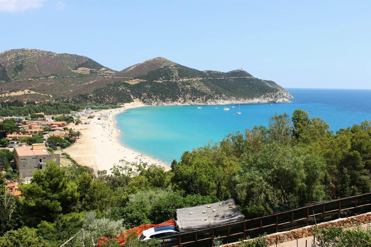 Si tuffa nonostante il mare agitato e muore davanti alla moglie e alla figlia