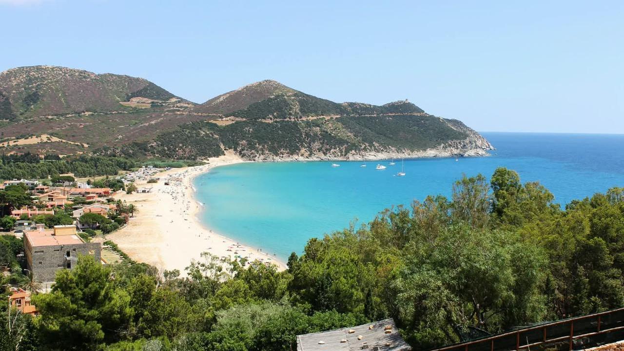 Si tuffa nonostante il mare agitato e muore davanti alla moglie e alla figlia