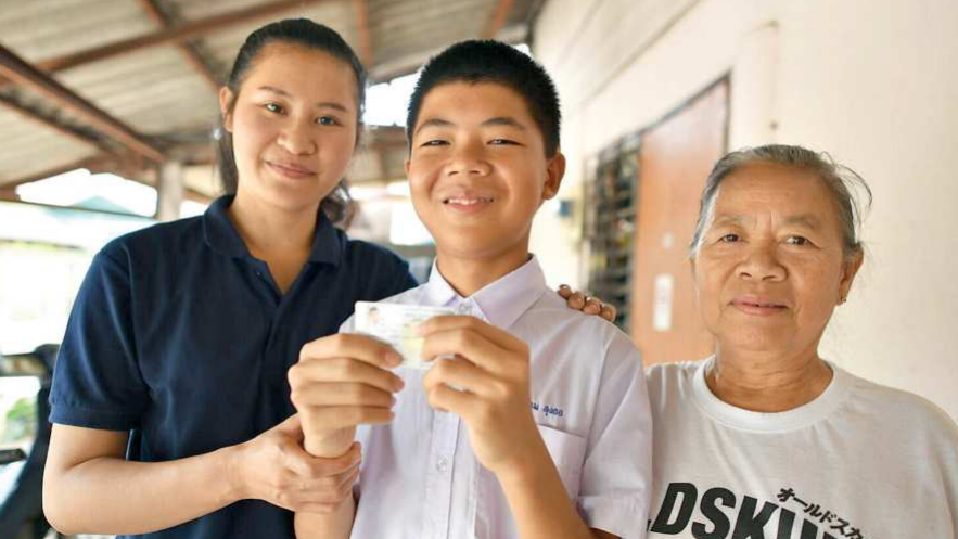 Quando un nome non basta: la felicità in un rettangolo di carta