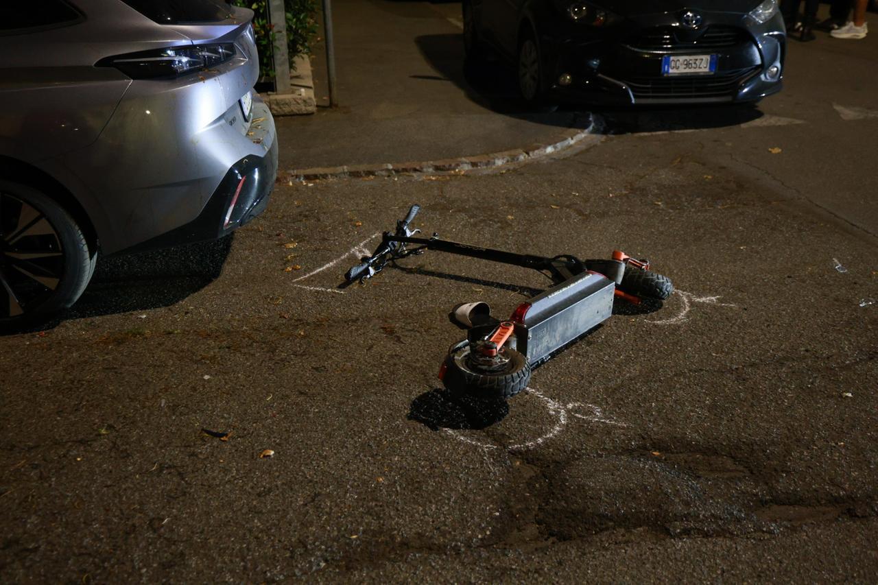 In due sul monopattino, schianto contro un’auto
