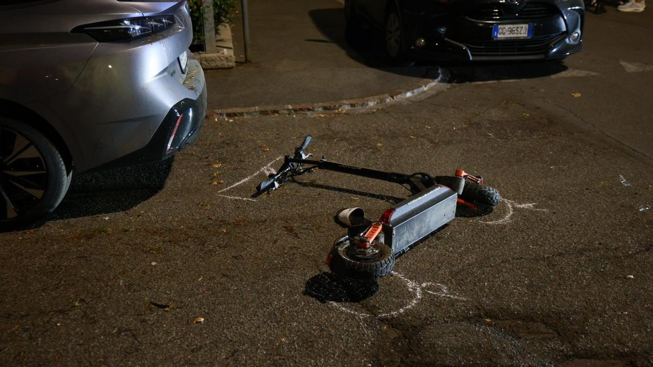 In due sul monopattino, schianto contro un’auto