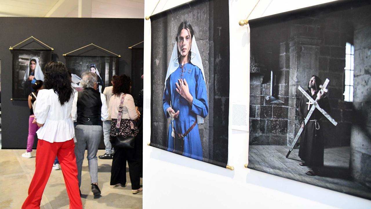 Olbia, le donne del Giudicato di Gallura negli scatti di Giuseppe Ortu: la mostra allo Spazio Holo