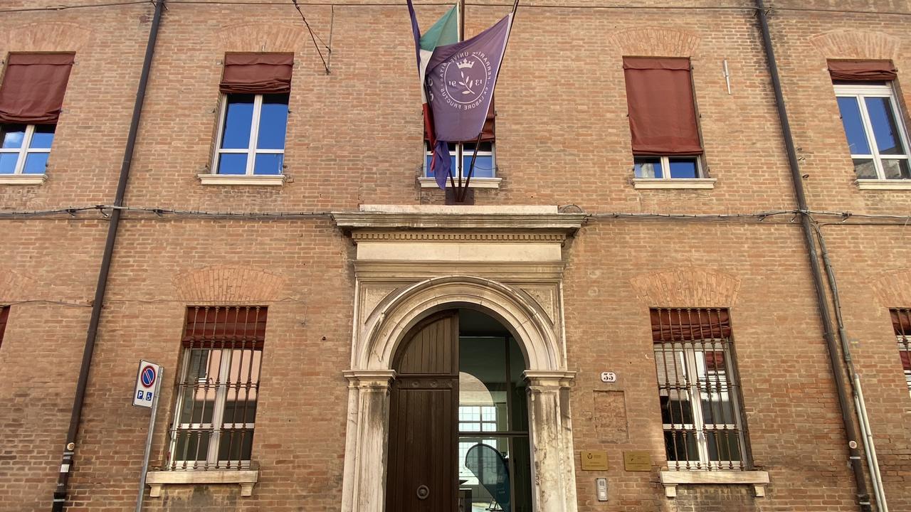 Ferrara, molesta una specializzanda: professore sospeso e senza stipendio 4 mesi