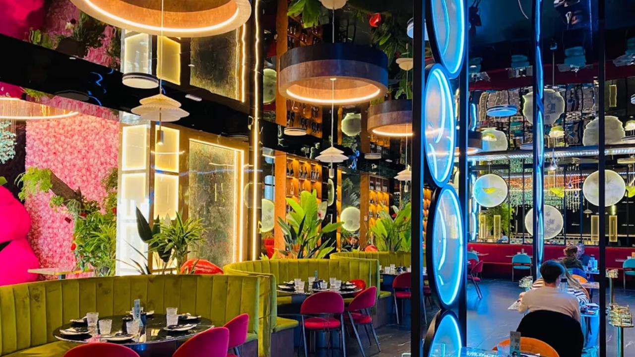 Il ristorante Royal Sushi di via Filzi, a Shangai