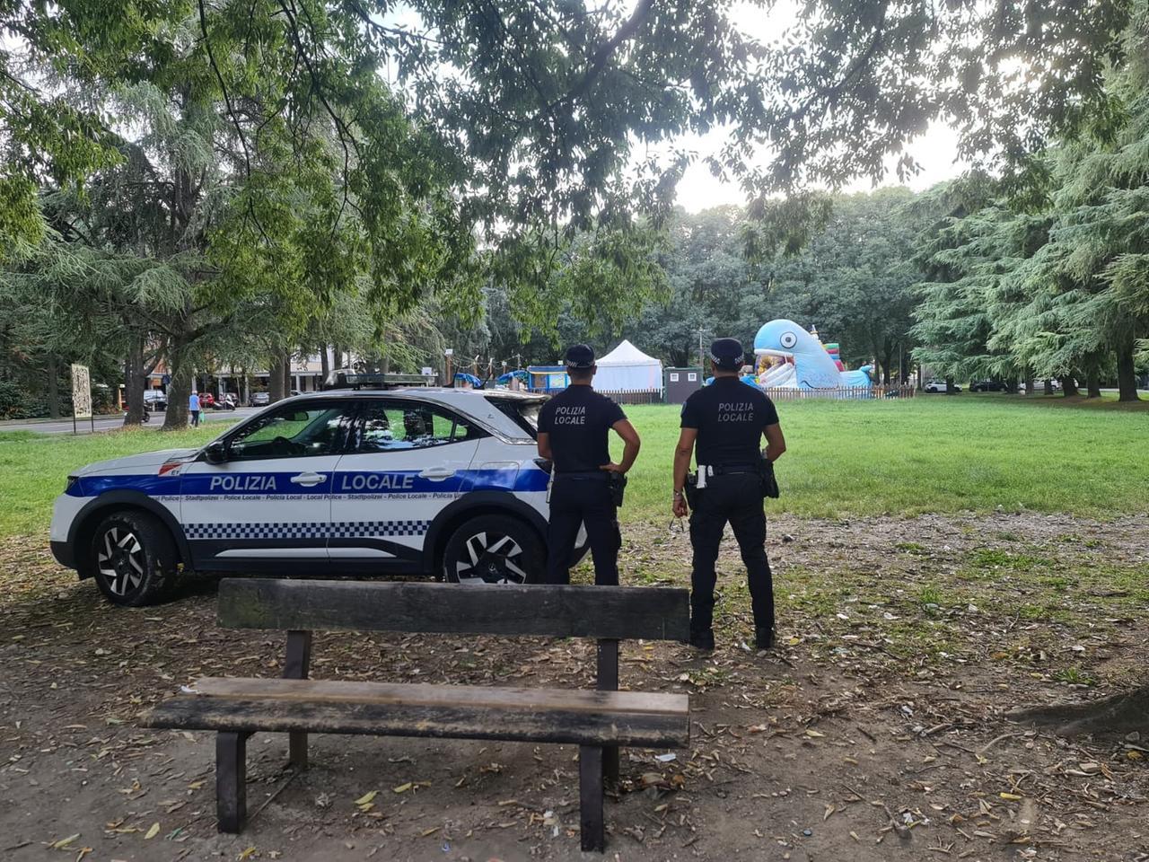 Preparavano le dosi di droga al parco di via Matteotti: denunciati