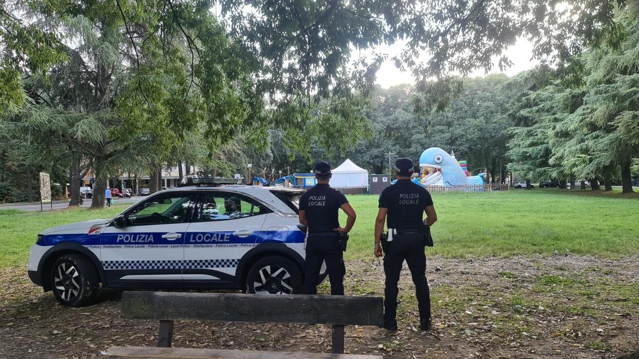Preparavano le dosi di droga al parco di via Matteotti: denunciati