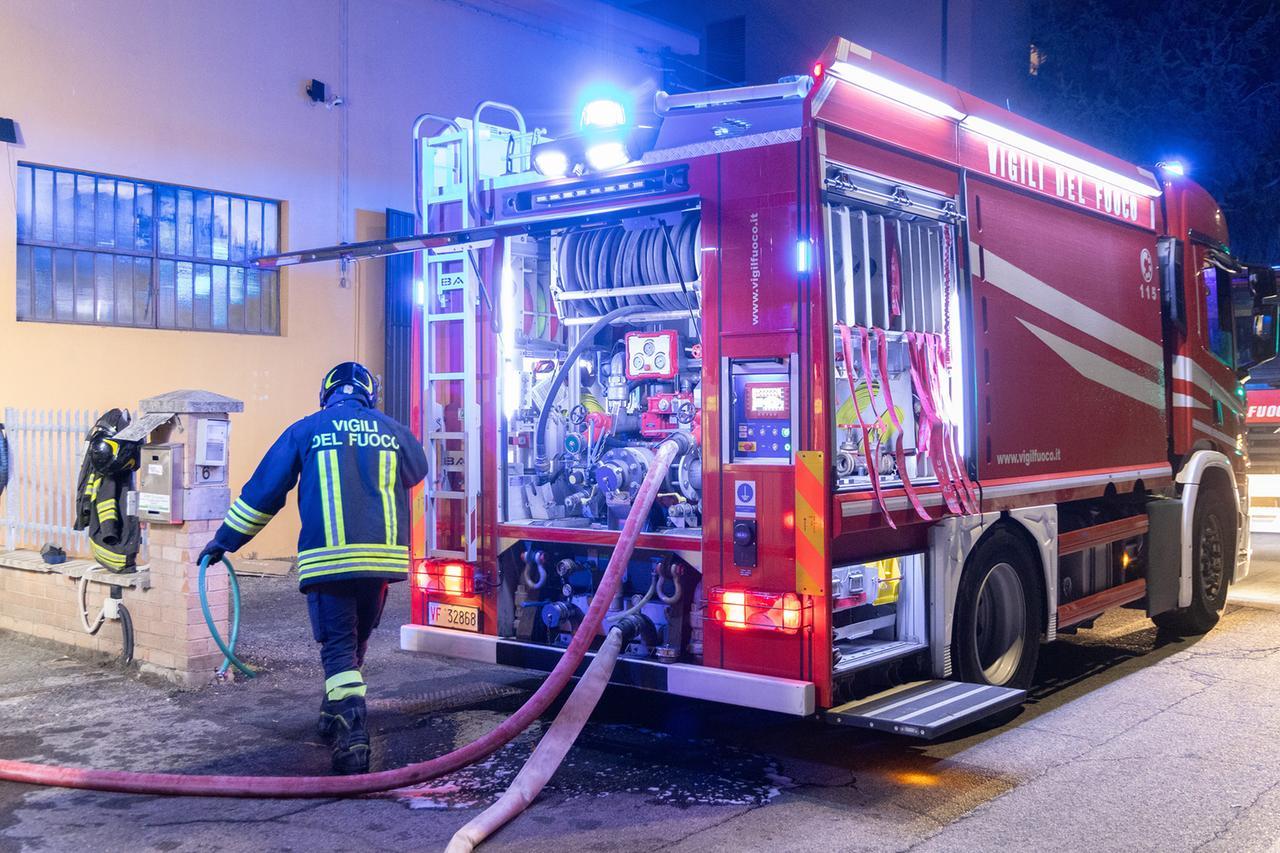 Incendio in un’autofficina a Castelfranco, salvata una persona