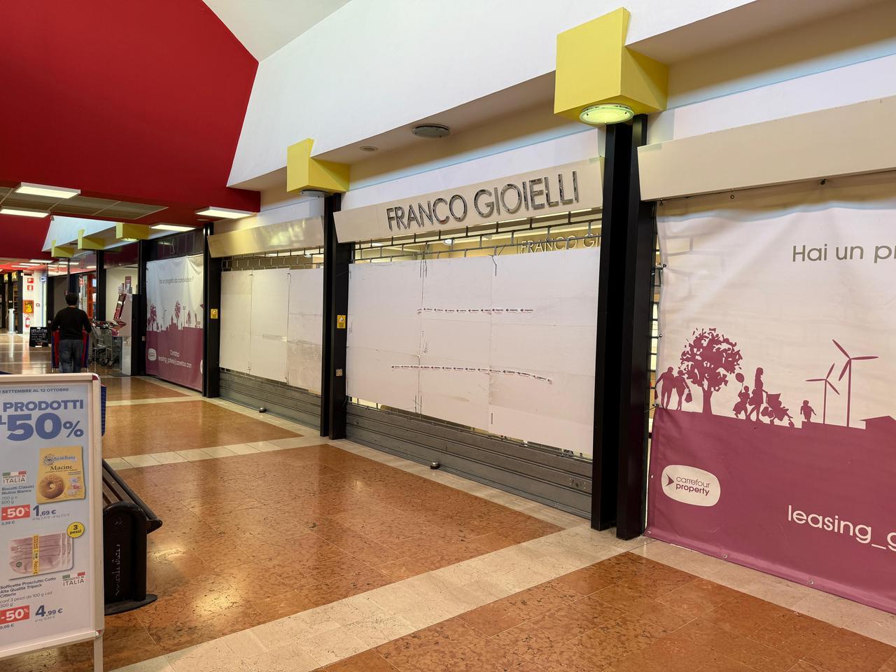 
	La vetrina sfondata (foto Paolo Nucci)

