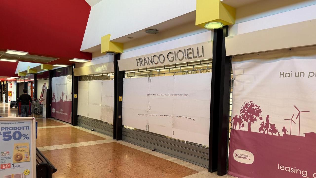 La vetrina sfondata (foto Paolo Nucci)