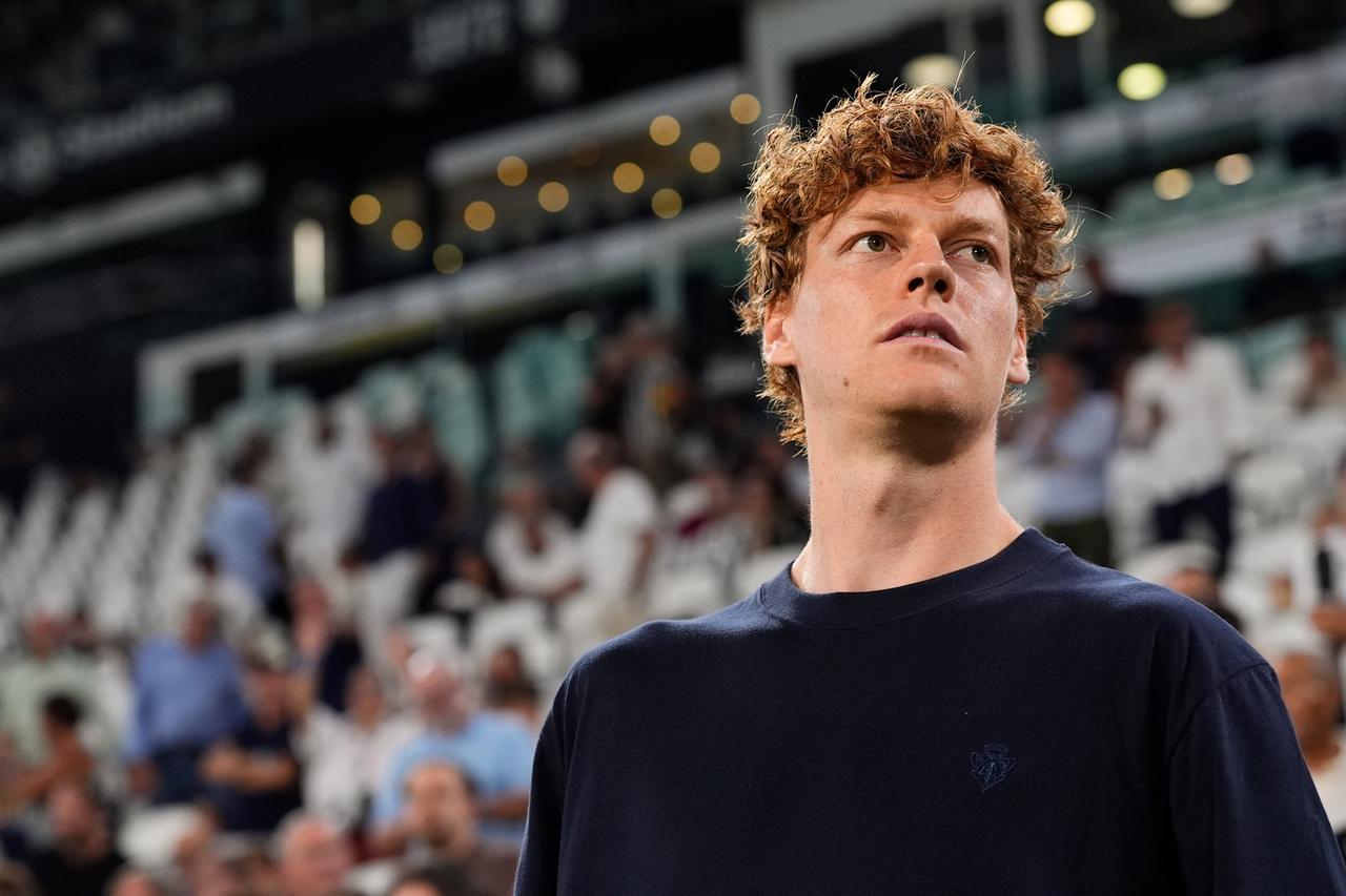 Jannik Sinner, stagione 2026 finita: «Devo curare il ginocchio e pensare alla carriera a lungo termine»